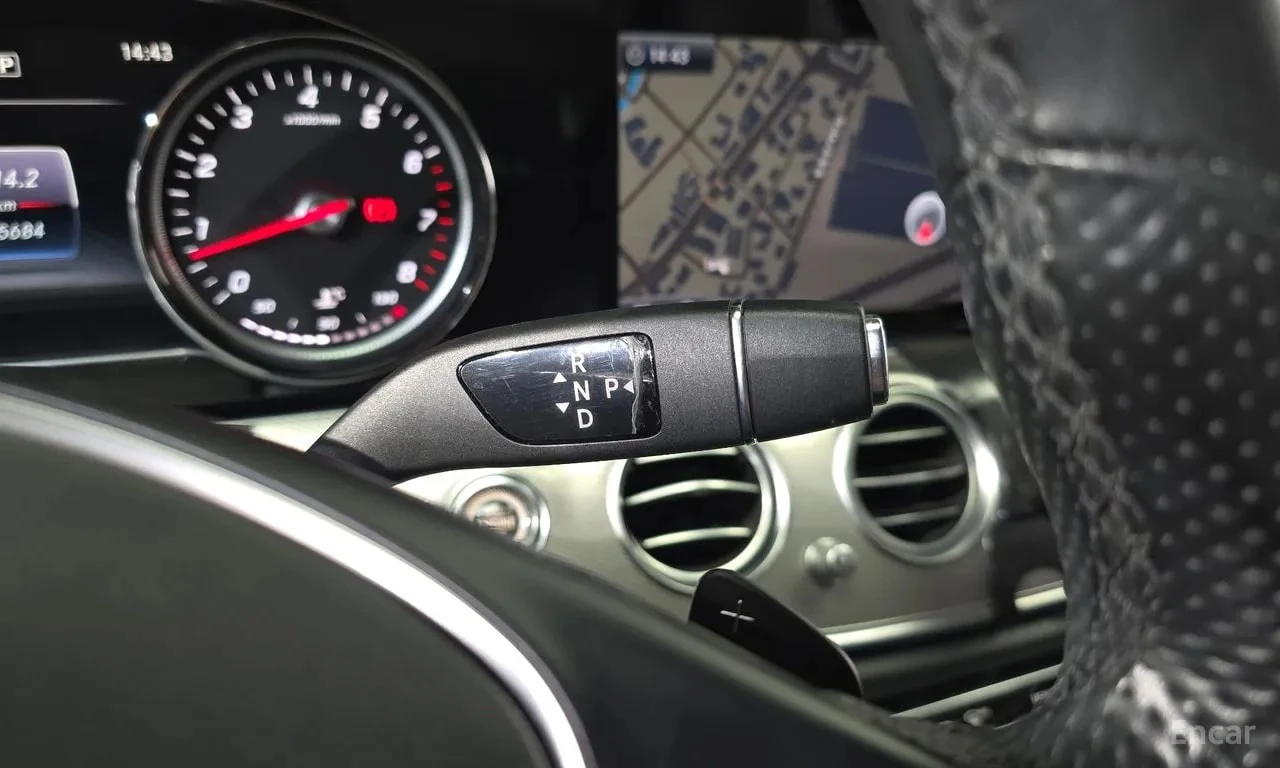 Mercedes-Benz E 200 200 Avantgarde* ПОДГРЕВ* ОБДУХВАНЕ* КАМЕРИ* , снимка 9 - Автомобили и джипове - 56005272