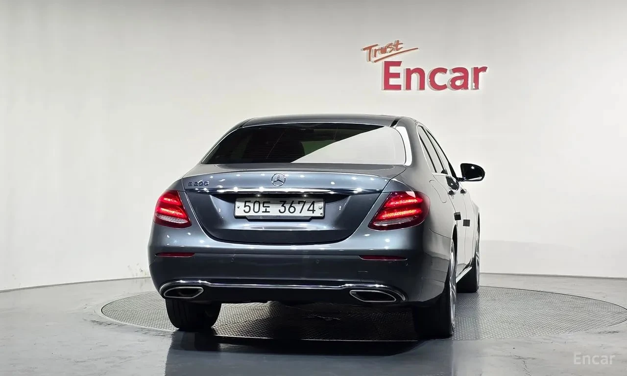Mercedes-Benz E 200 200 Avantgarde* ПОДГРЕВ* ОБДУХВАНЕ* КАМЕРИ* , снимка 4 - Автомобили и джипове - 56005272