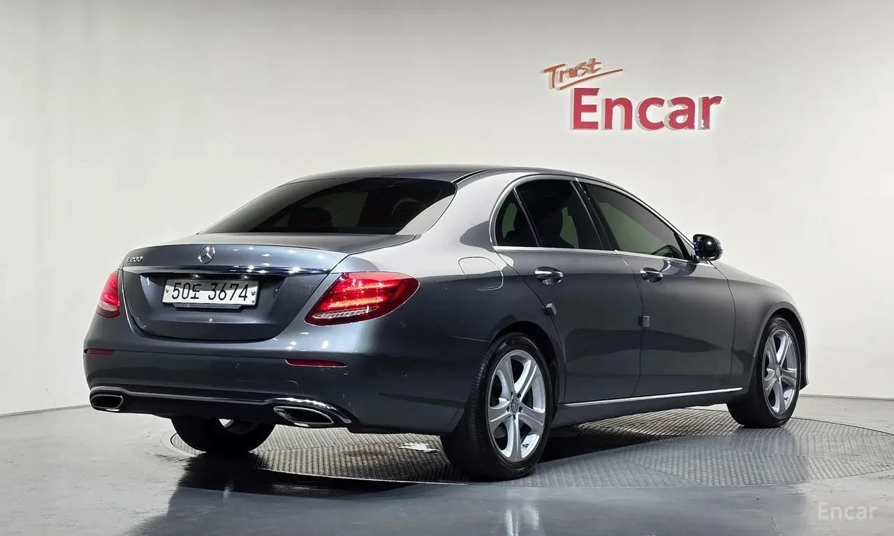 Mercedes-Benz E 200 200 Avantgarde* ПОДГРЕВ* ОБДУХВАНЕ* КАМЕРИ* , снимка 2 - Автомобили и джипове - 56005272