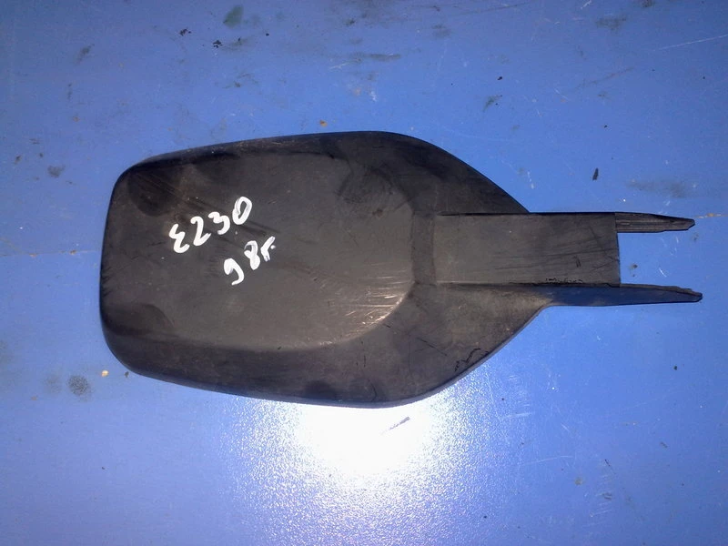 Пластмасов капак предна чистачка за Мерцедес Е230 98г.