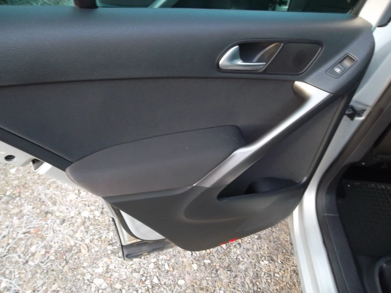 VW Tiguan 4X4 2.0TDI, снимка 11 - Автомобили и джипове - 53011233