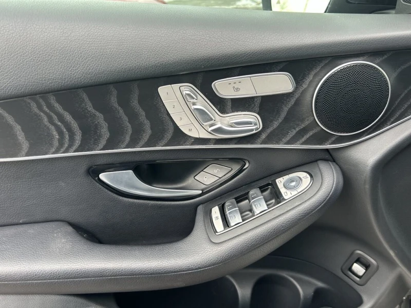 Mercedes-Benz GLC 300 AMG Sport Pack CARFAX АВТО КРЕДИТ , снимка 10 - Автомобили и джипове - 53249369