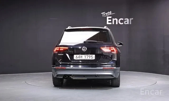 VW Tiguan 2.0 TDI Premium | Адаптивен круиз | Камера | , снимка 4 - Автомобили и джипове - 55663659
