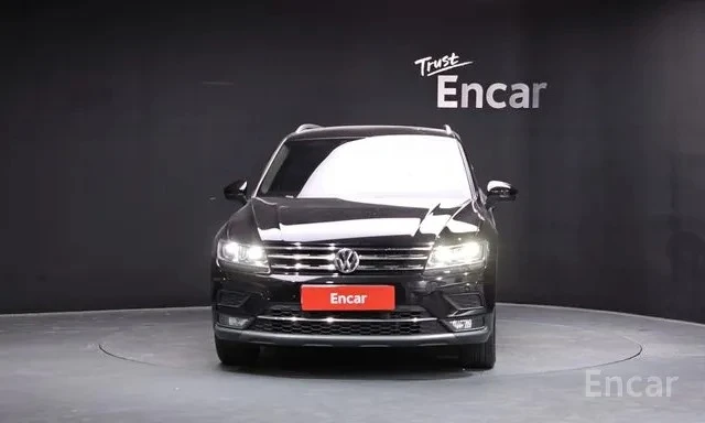 VW Tiguan 2.0 TDI Premium | Адаптивен круиз | Камера | , снимка 3 - Автомобили и джипове - 55663659