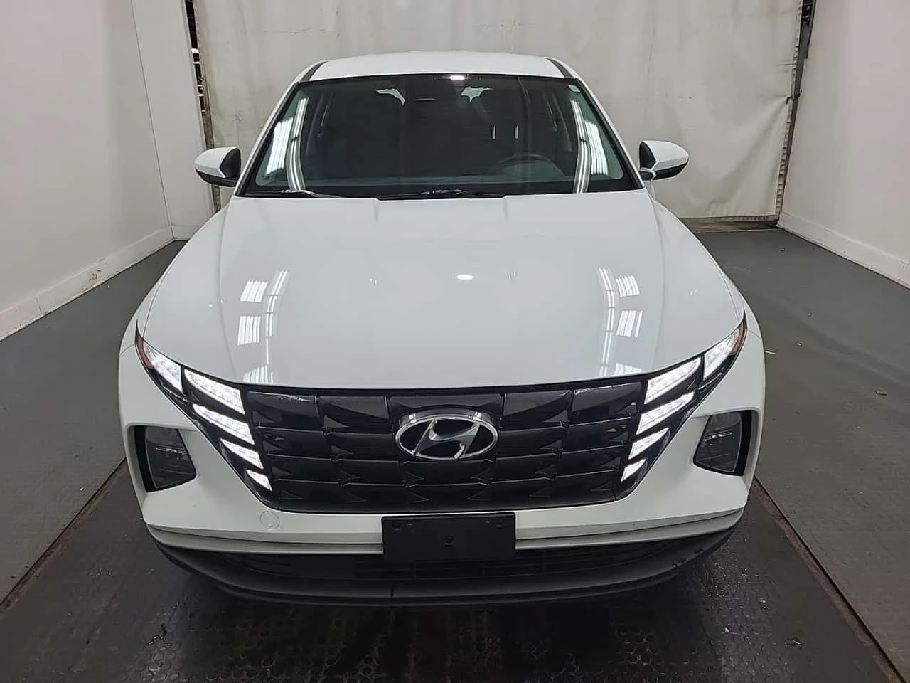 Hyundai Tucson * ESSENTIAL * CARFAX * ЦЕНА ДО БГ, снимка 2 - Автомобили и джипове - 54044466