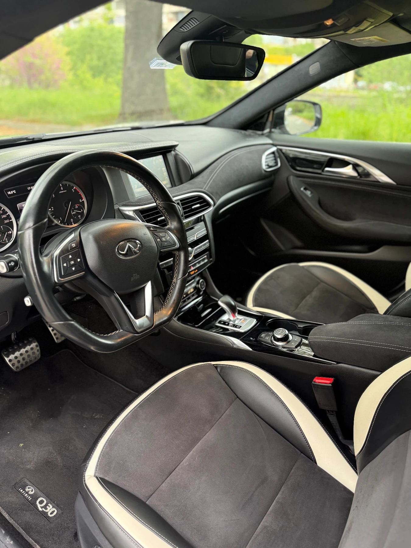 Infiniti Q30 Q30S\Bose\Alcantara\Panorama\Podgrev, снимка 9 - Автомобили и джипове - 54416462