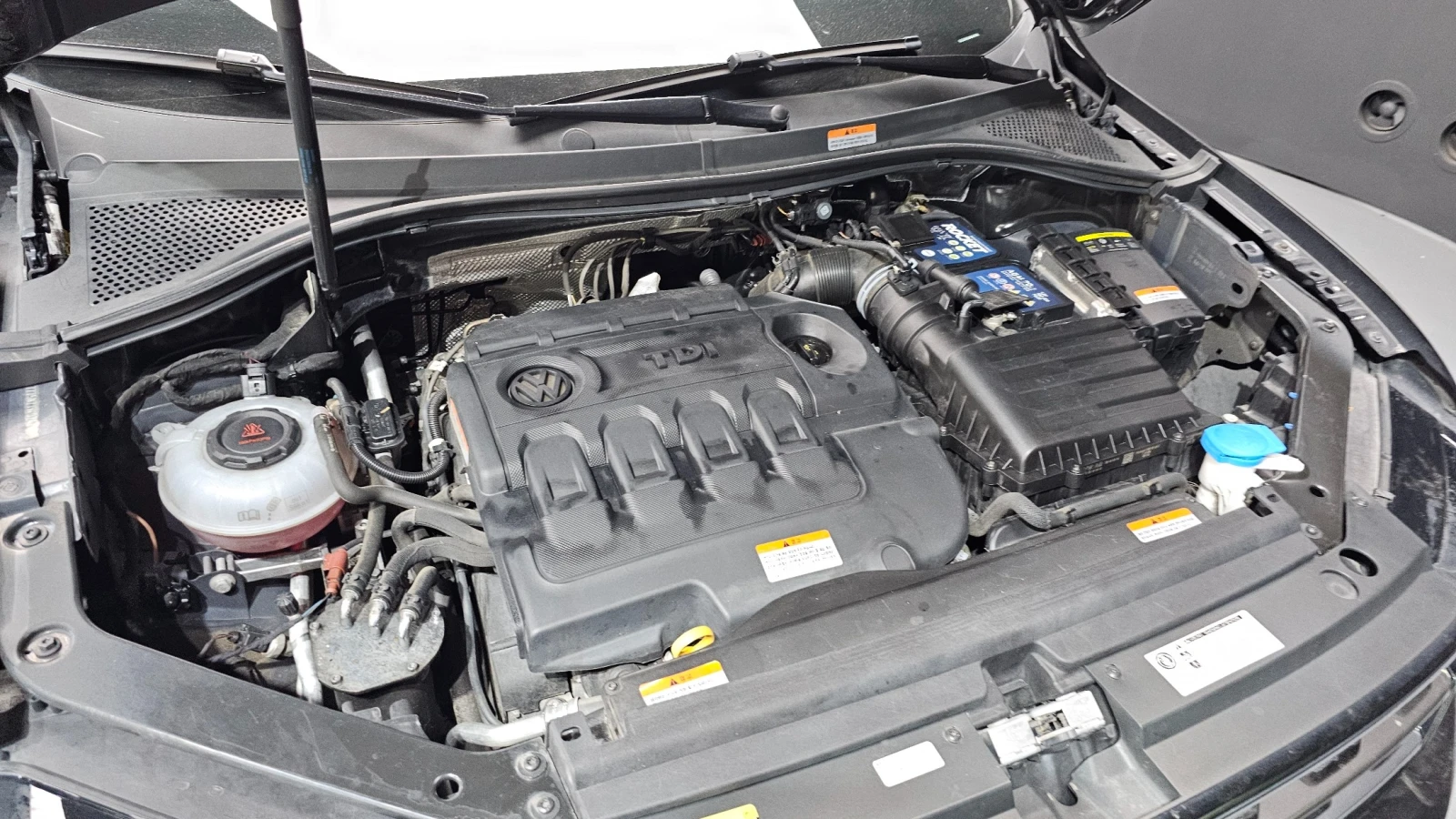 VW Tiguan 2.0 TDI Premium | Адаптивен круиз | Камера | , снимка 5 - Автомобили и джипове - 55663659