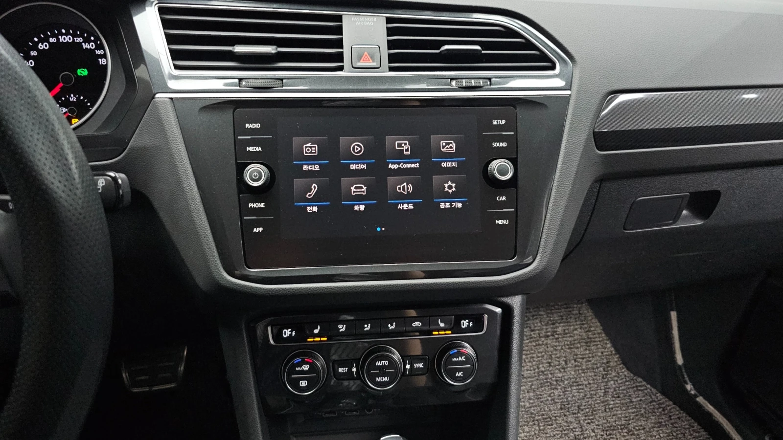 VW Tiguan 2.0 TDI Premium | Адаптивен круиз | Камера | , снимка 12 - Автомобили и джипове - 55663659