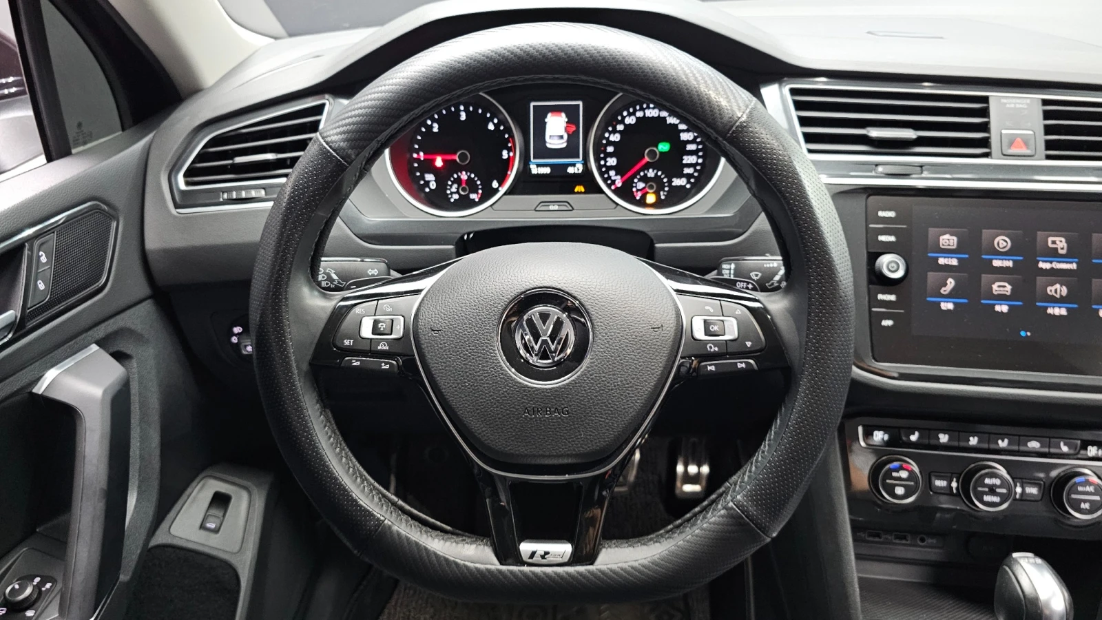 VW Tiguan 2.0 TDI Premium | Адаптивен круиз | Камера | , снимка 11 - Автомобили и джипове - 55663659