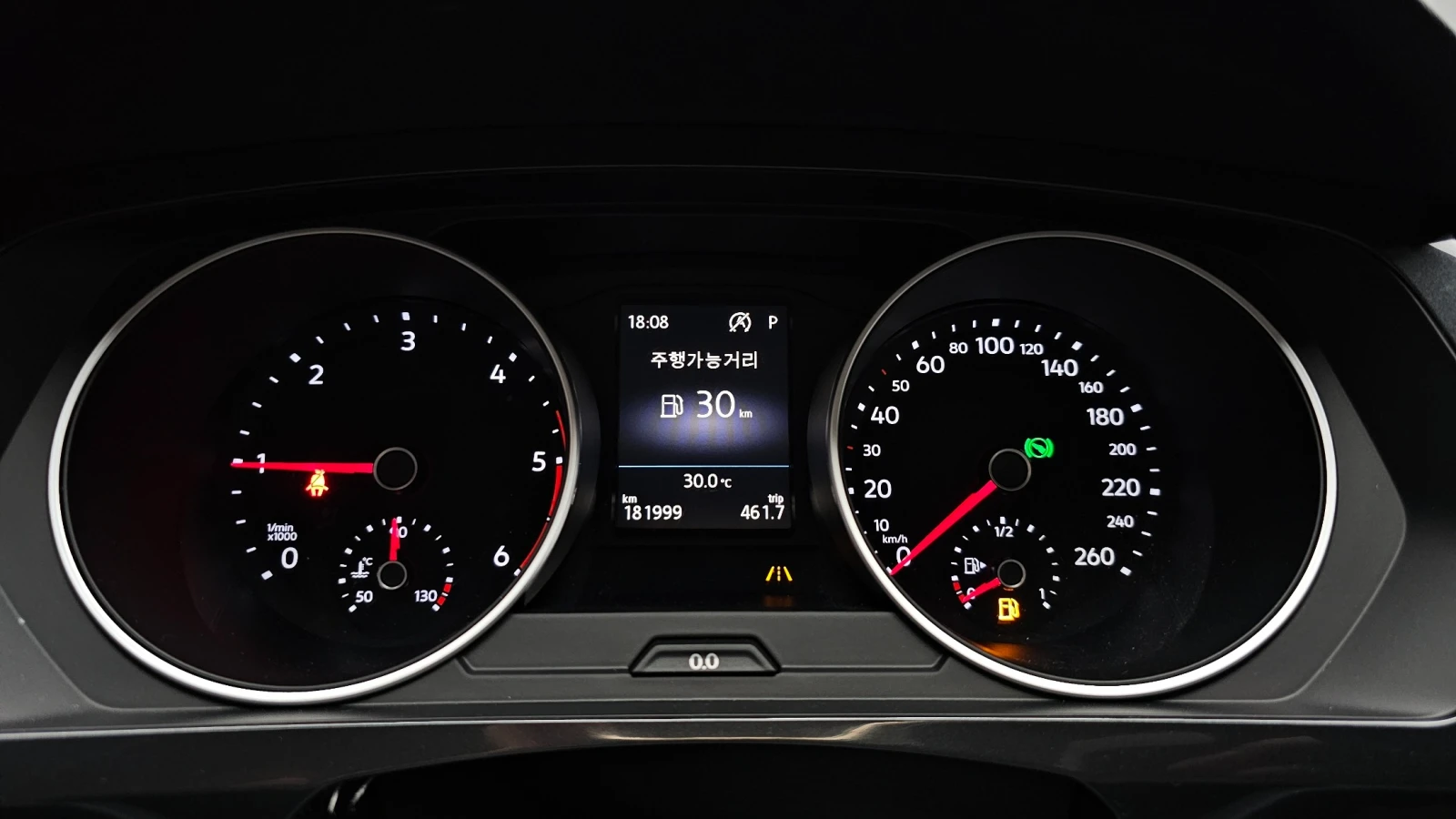 VW Tiguan 2.0 TDI Premium | Адаптивен круиз | Камера | , снимка 7 - Автомобили и джипове - 55663659