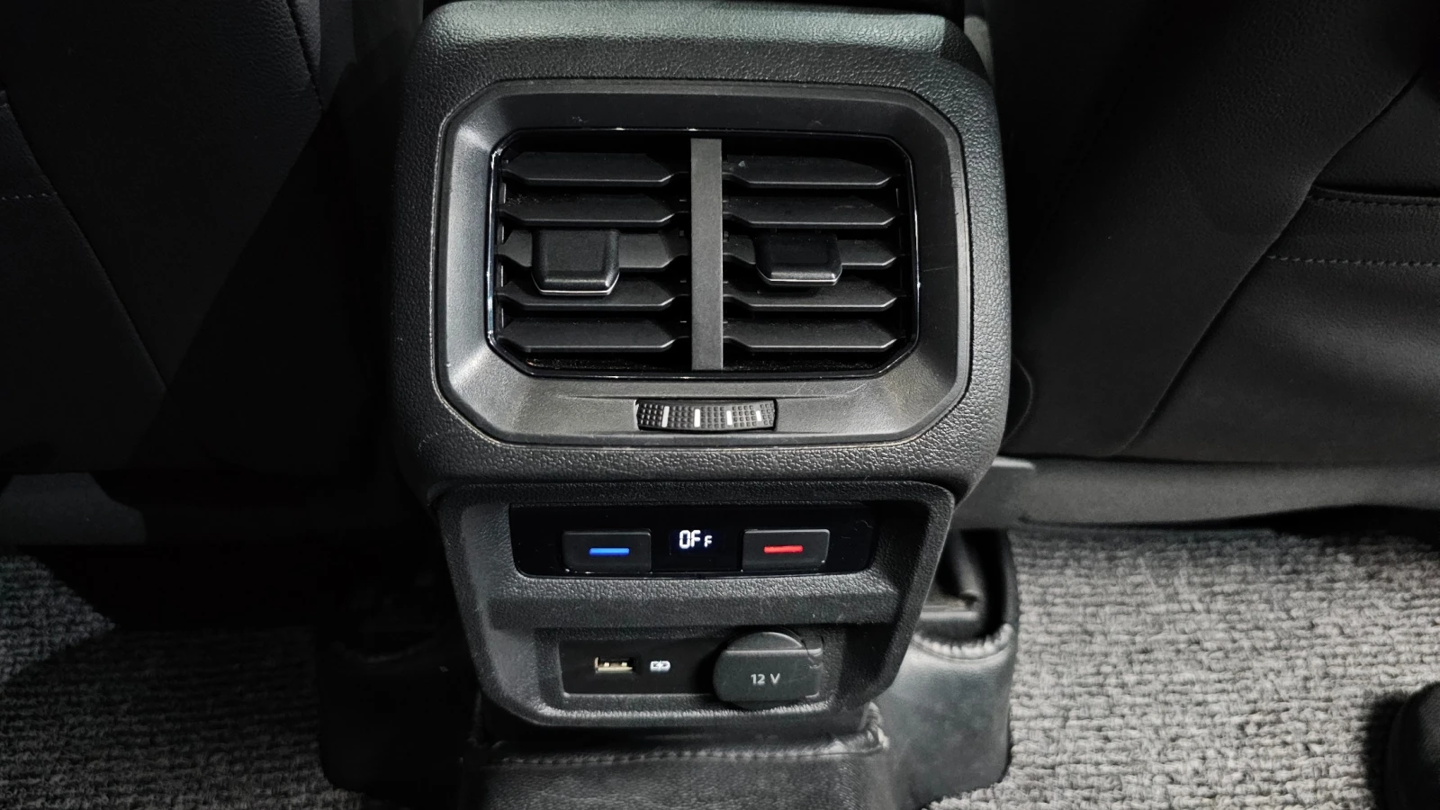 VW Tiguan 2.0 TDI Premium | Адаптивен круиз | Камера | , снимка 16 - Автомобили и джипове - 55663659