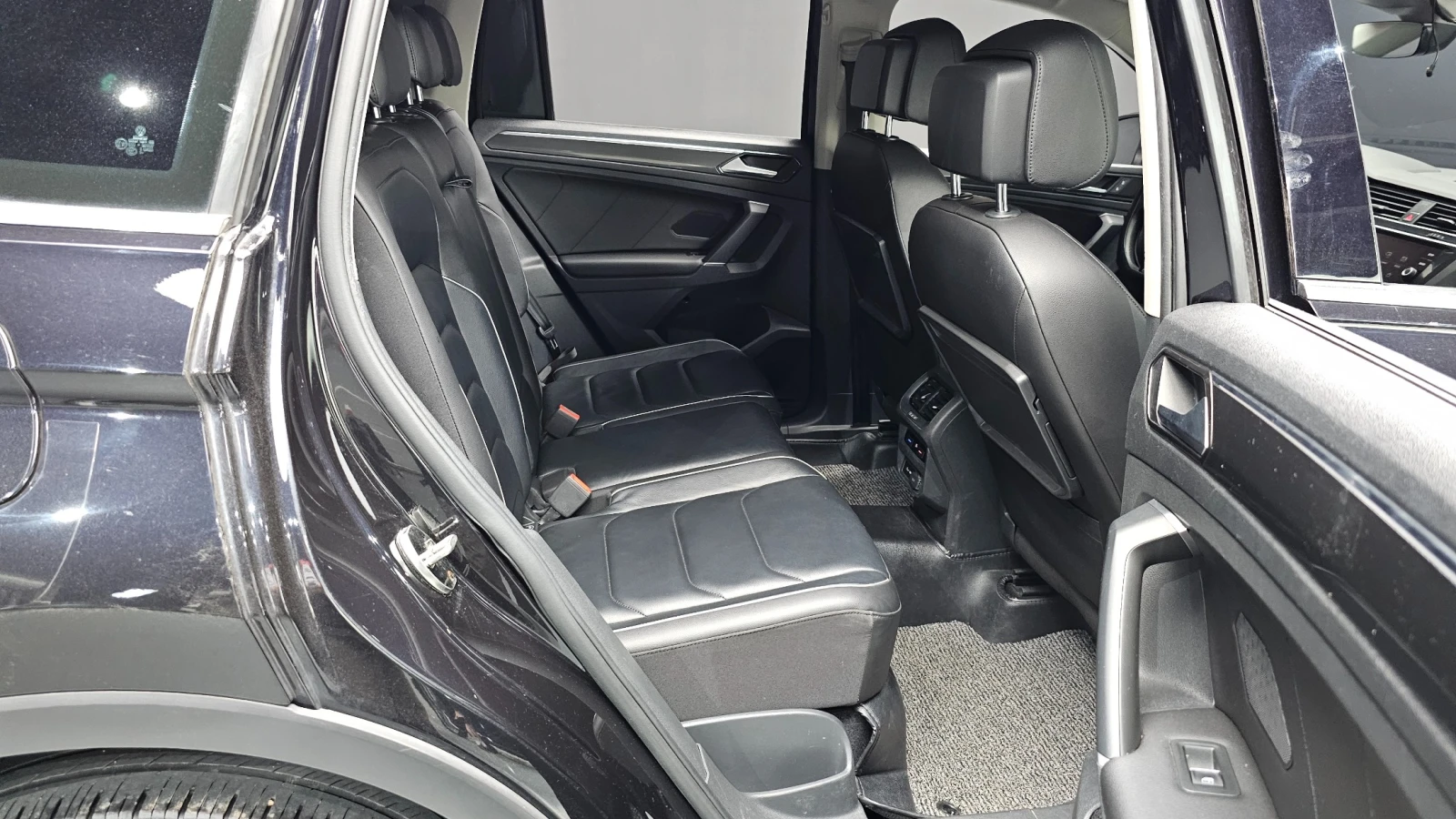 VW Tiguan 2.0 TDI Premium | Адаптивен круиз | Камера | , снимка 10 - Автомобили и джипове - 55663659