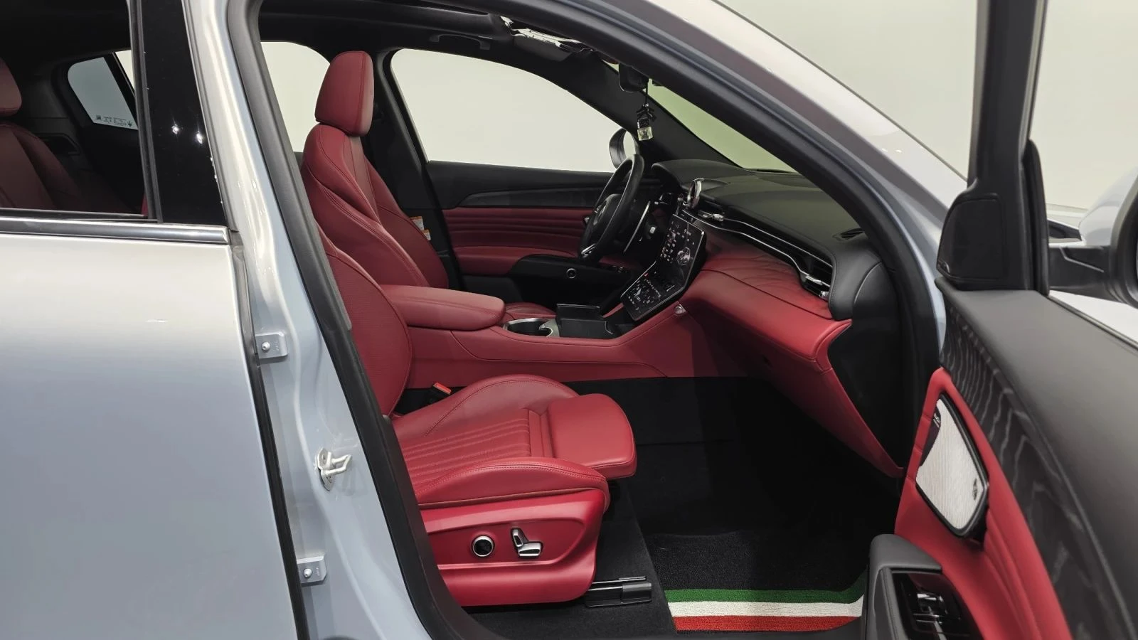 Maserati Grecale, снимка 11 - Автомобили и джипове - 56687945