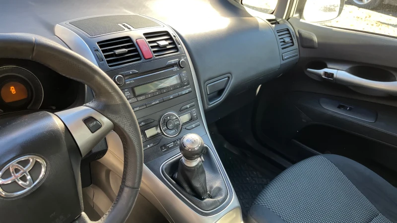 Toyota Auris, снимка 4 - Автомобили и джипове - 52413835