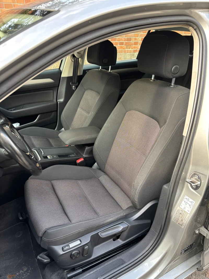 VW Passat 2.0 TDI Distronic/Park Assist/Massage, снимка 14 - Автомобили и джипове - 52514256