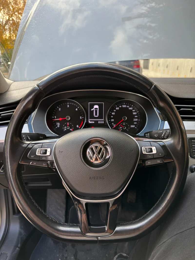 VW Passat 2.0 TDI Distronic/Park Assist/Massage, снимка 10 - Автомобили и джипове - 52514256