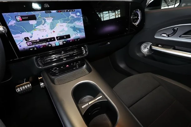 Mercedes-Benz CLA 220 4Matic = AMG Line = Premium Гаранция, снимка 7 - Автомобили и джипове - 55788040