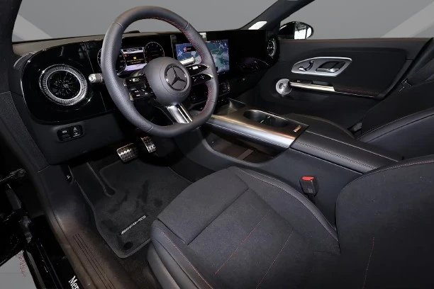 Mercedes-Benz CLA 220 4Matic = AMG Line = Premium Гаранция, снимка 4 - Автомобили и джипове - 55788040