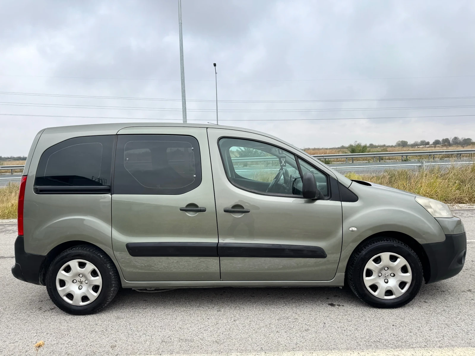 Peugeot Partner 1.6 HDI 90к.с TEPPE / КЛИМАТИК / НАПЪЛНО ОБСЛУЖЕНА - изображение 4