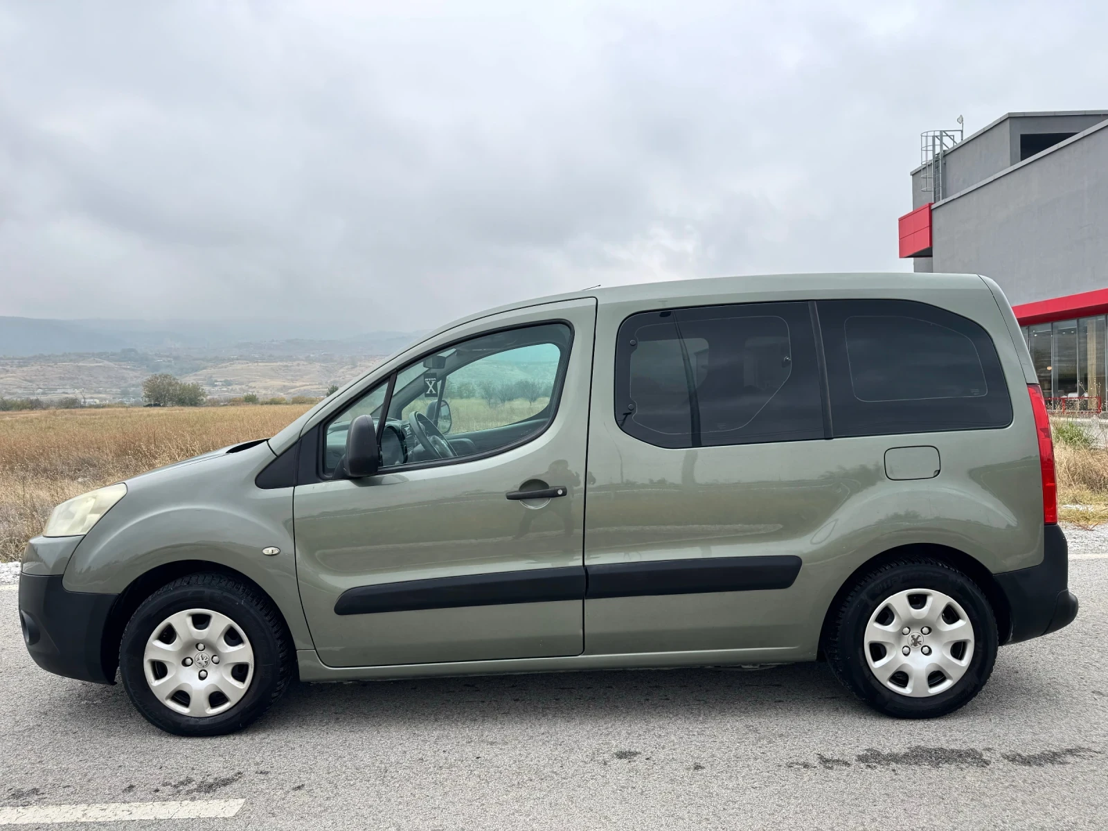 Peugeot Partner 1.6 HDI 90к.с TEPPE / КЛИМАТИК / НАПЪЛНО ОБСЛУЖЕНА - изображение 2