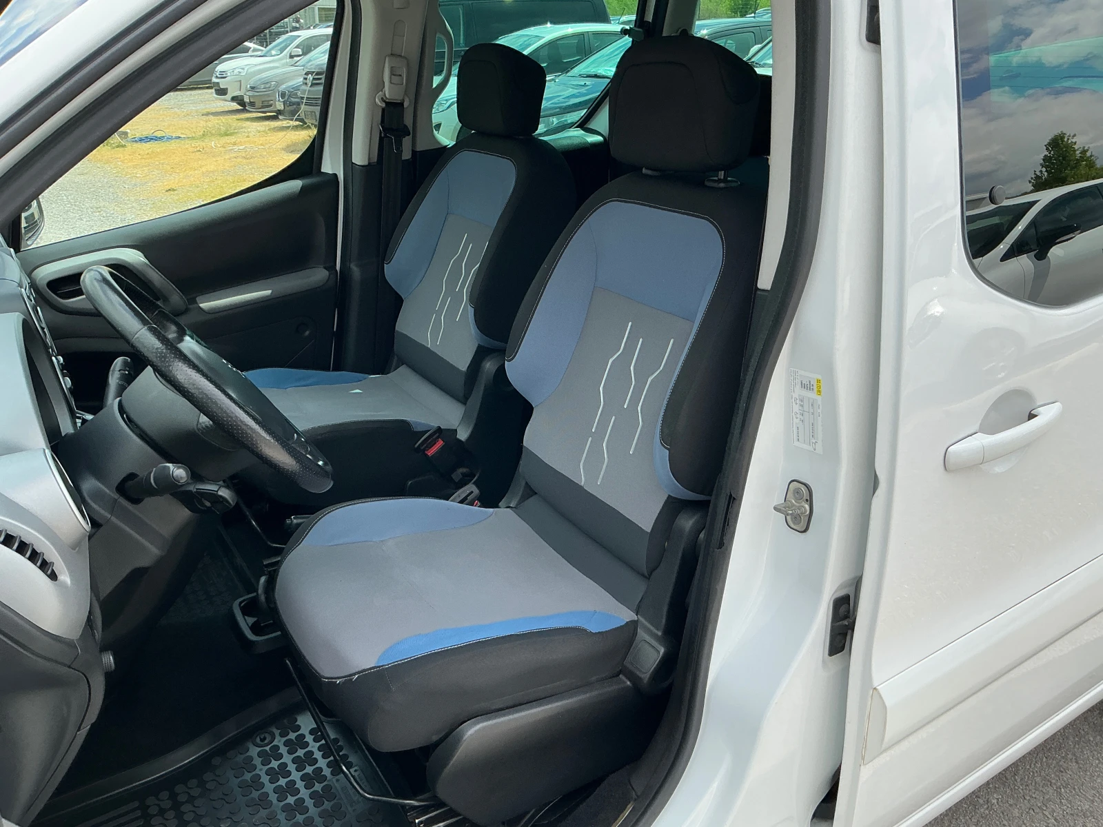 Peugeot Partner 1.6 hdi, снимка 14 - Автомобили и джипове - 54390418