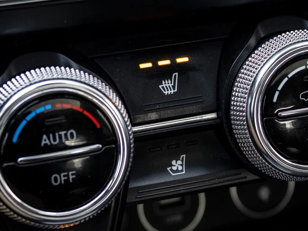 Genesis G70  2.0T Advanced AWD, снимка 14 - Автомобили и джипове - 54598600