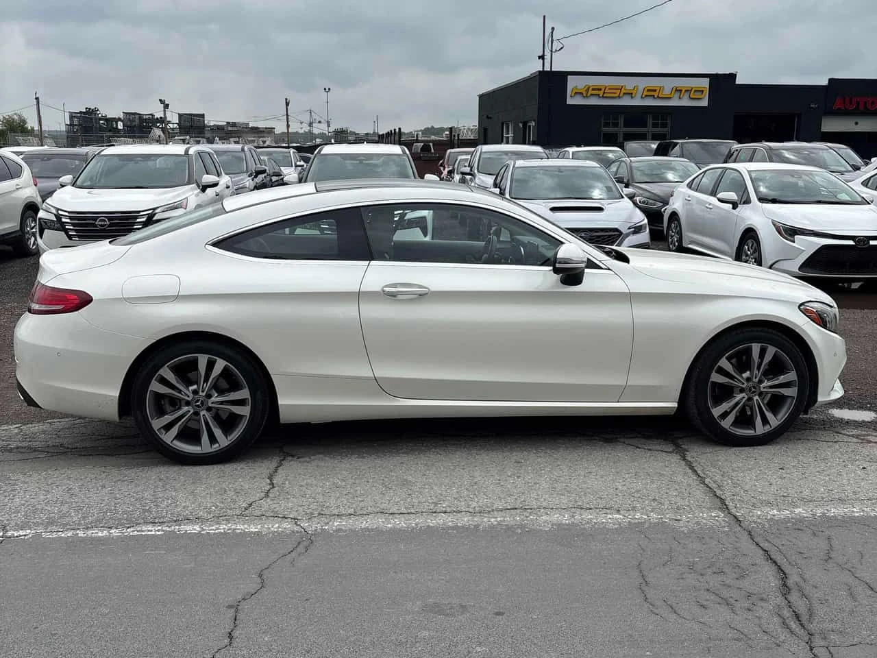Mercedes-Benz C 300 * CARFAX * АВТОКРЕДИТ БЕЗ ПЪРВОНАЧАЛНА ВНОСКА, снимка 3 - Автомобили и джипове - 54863542