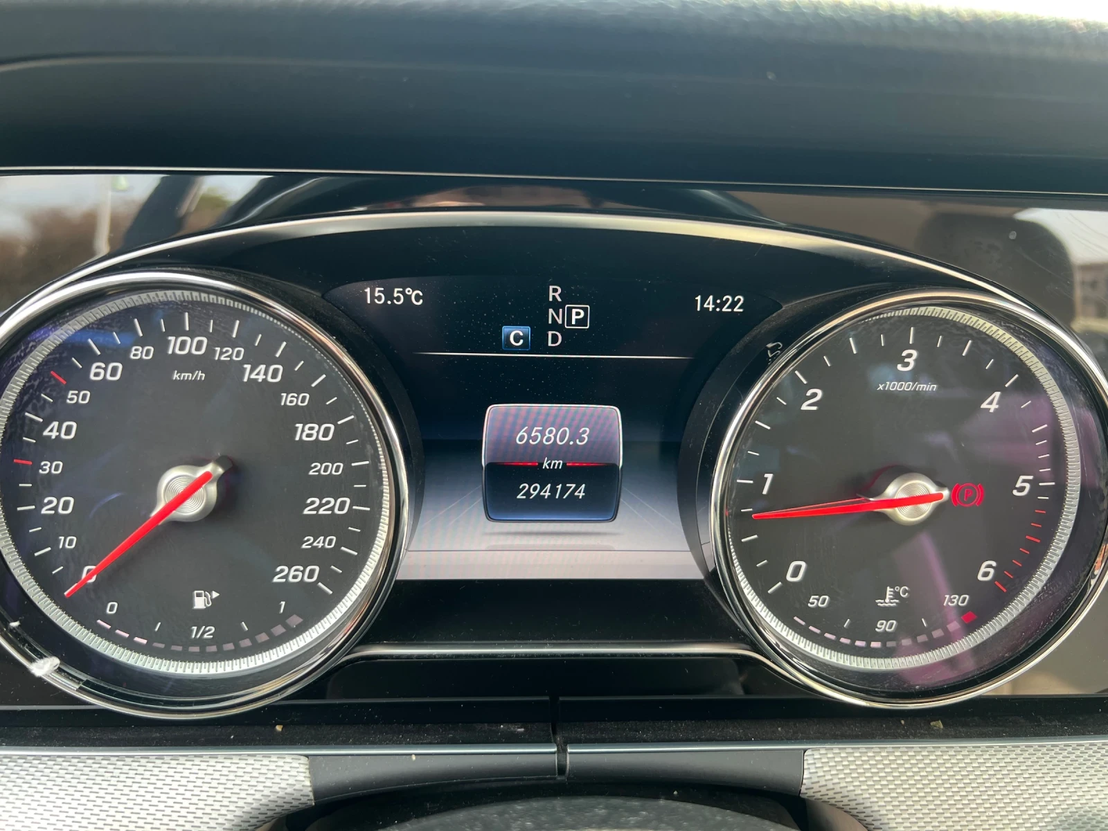 Mercedes-Benz E 220, снимка 2 - Автомобили и джипове - 55386319
