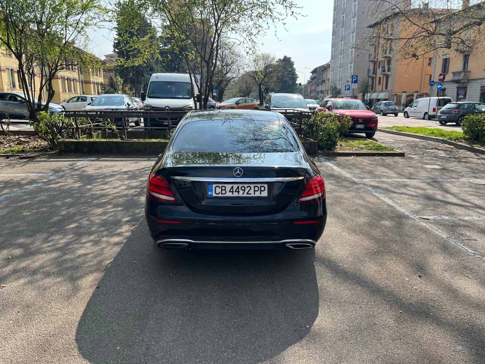 Mercedes-Benz E 220, снимка 3 - Автомобили и джипове - 55386319