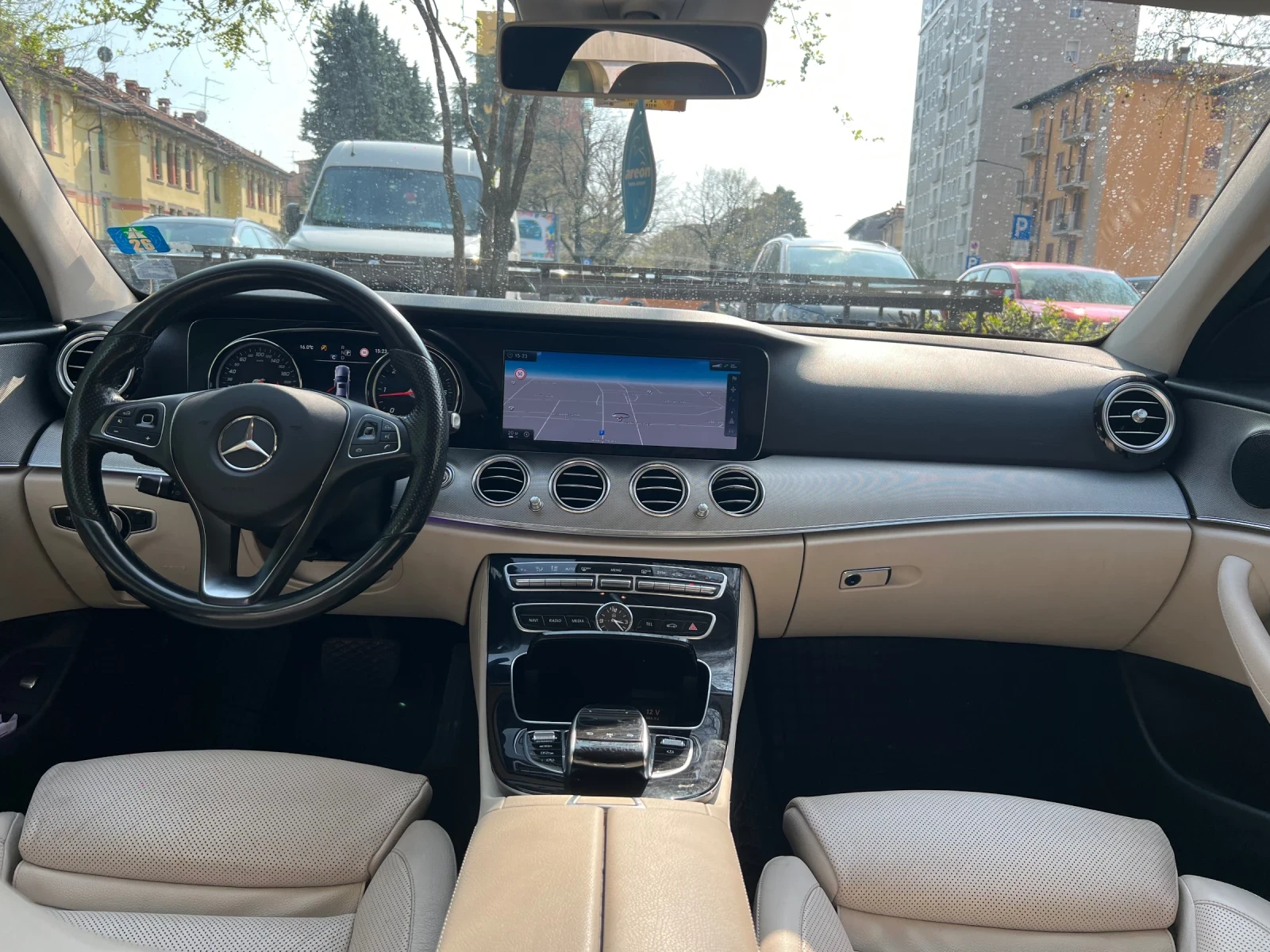 Mercedes-Benz E 220, снимка 11 - Автомобили и джипове - 55386319