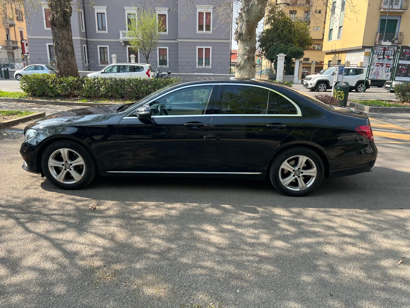 Mercedes-Benz E 220, снимка 5 - Автомобили и джипове - 55386319