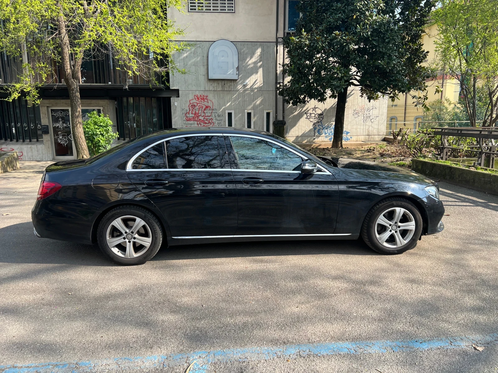 Mercedes-Benz E 220, снимка 4 - Автомобили и джипове - 55386319