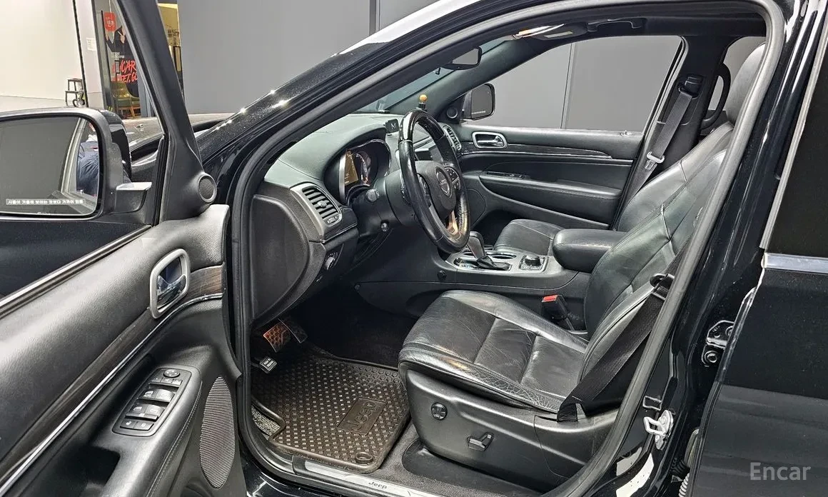 Jeep Grand cherokee 3.6 4x4 / OVERLAND / DISTRONIC / FACELIFT / ОБДУХ, снимка 10 - Автомобили и джипове - 54045562