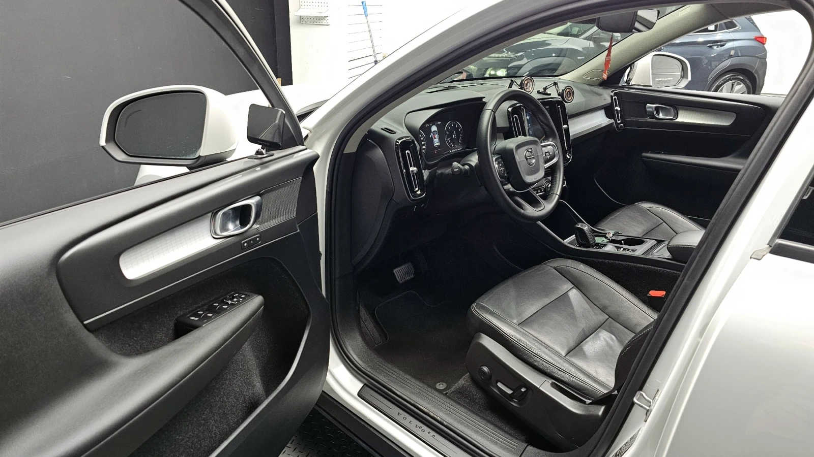 Volvo XC40, снимка 5 - Автомобили и джипове - 54555906