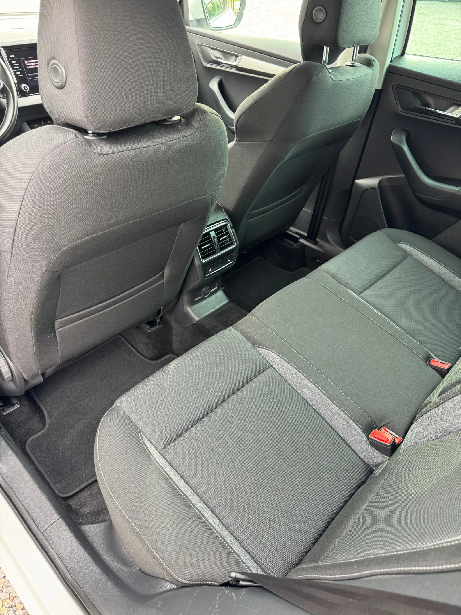 Skoda Karoq 2.0 150 4x4 Digital , снимка 15 - Автомобили и джипове - 54948207