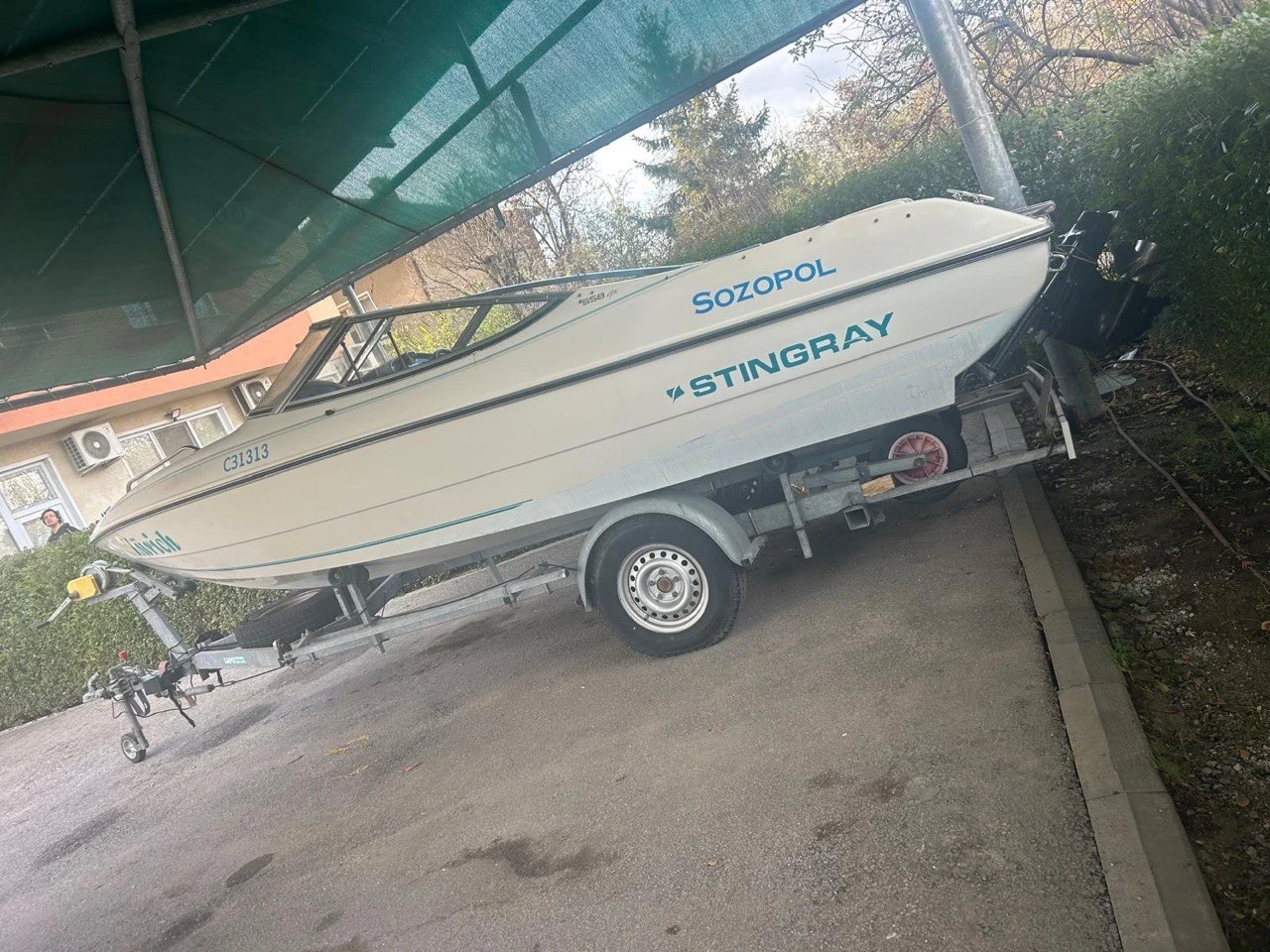 Моторна яхта Stingray 558 - изображение 2