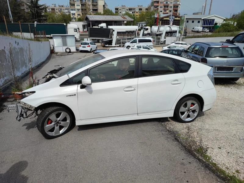 Toyota Prius ХИБРИД. ЗА ЧАСТИ 2броя, снимка 1 - Автомобили и джипове - 37121695