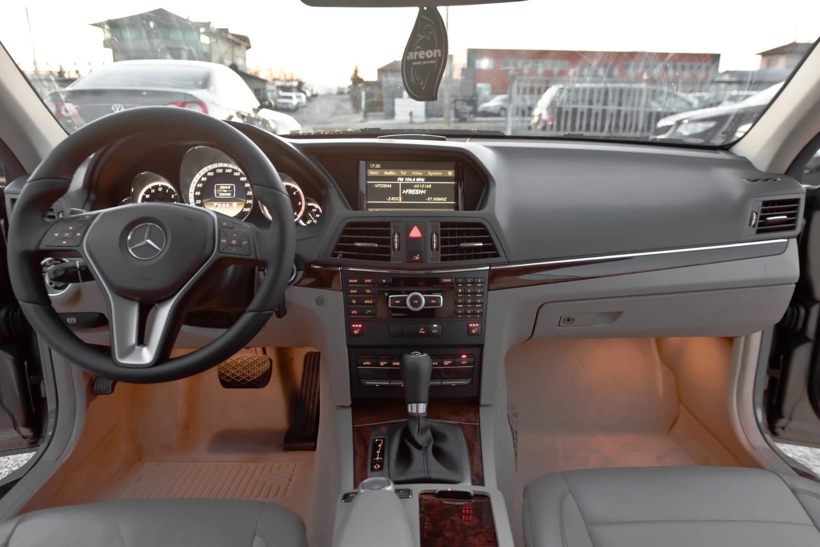 Mercedes-Benz E 250 2.2 204ks Automat, снимка 16 - Автомобили и джипове - 53791505