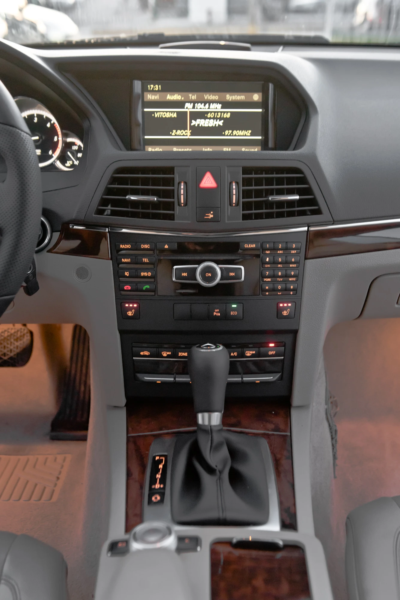 Mercedes-Benz E 250 2.2 204ks Automat, снимка 17 - Автомобили и джипове - 53791505