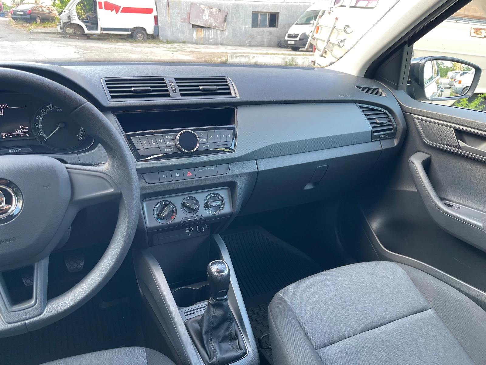 Skoda Fabia 1.0 57700!!!, снимка 13 - Автомобили и джипове - 55074096