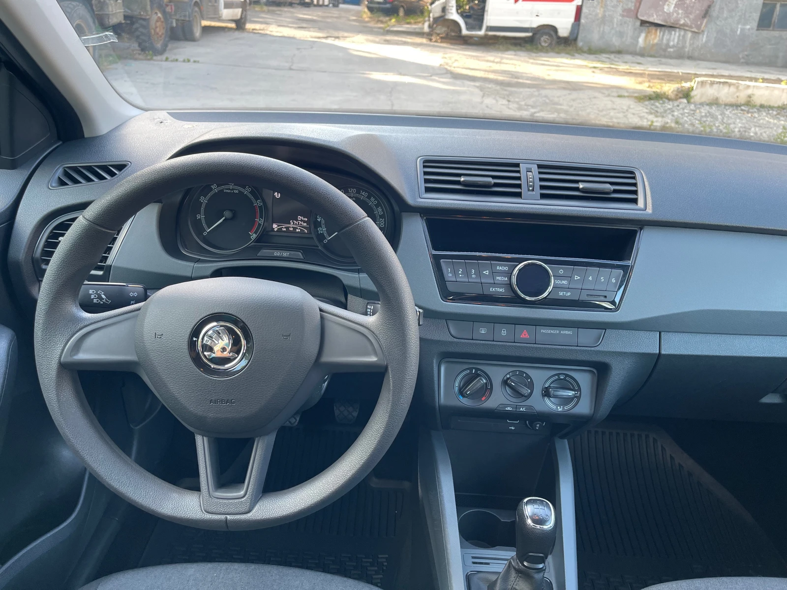 Skoda Fabia 1.0 57700!!!, снимка 12 - Автомобили и джипове - 55074096