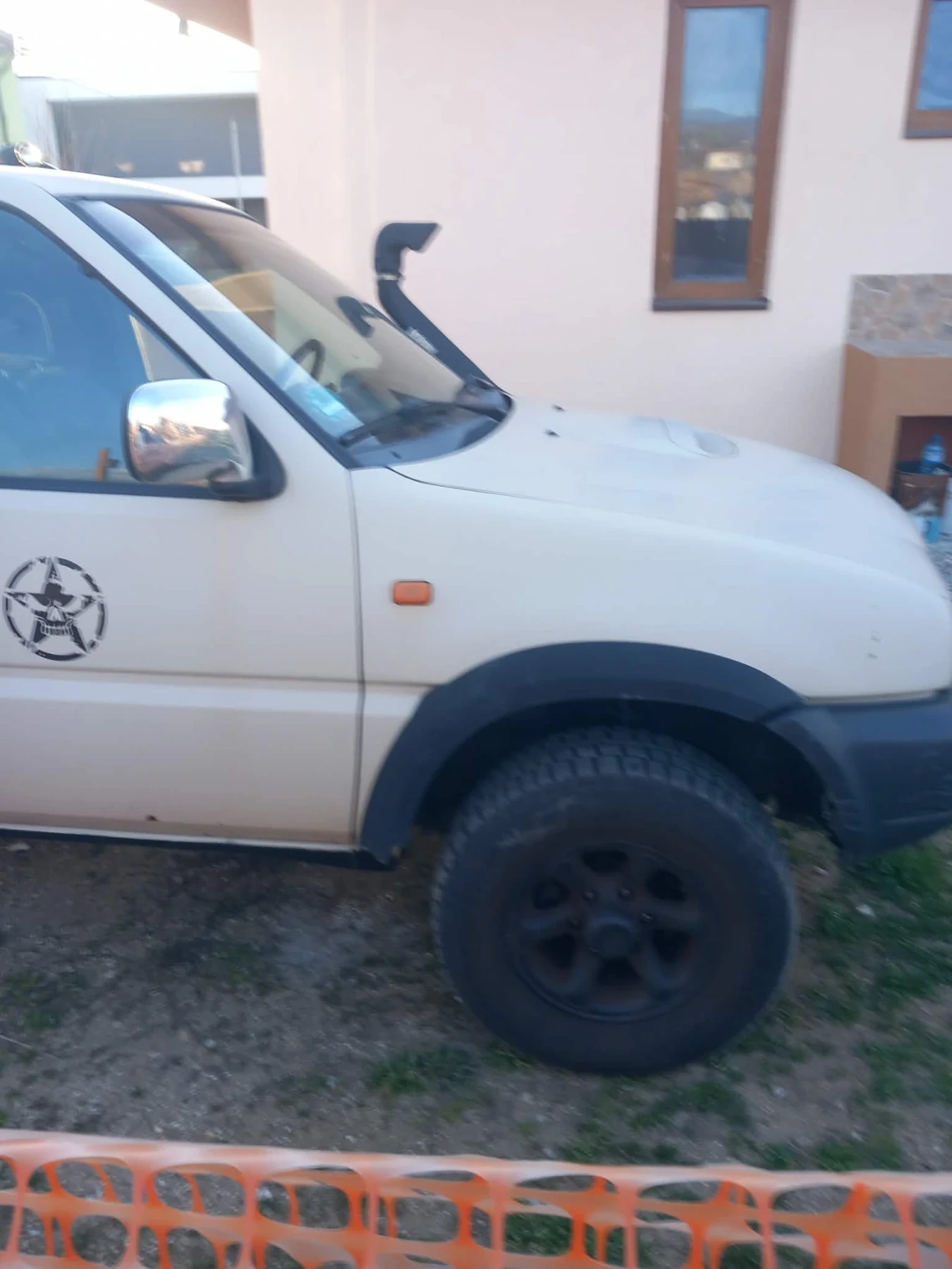 Nissan Terrano 2.4i, снимка 3 - Автомобили и джипове - 53978034