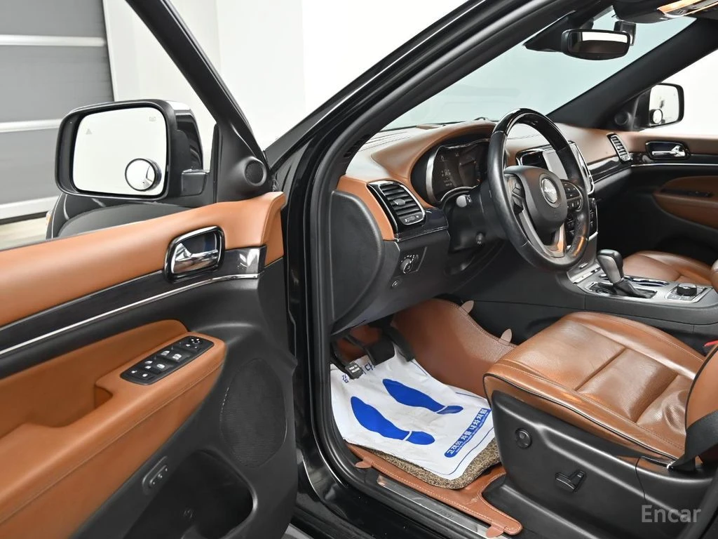 Jeep Grand cherokee 3.6* V6* 8ZF* OVERLAND* ДИСТРОНИК* ОБДУХВАНЕ* КАМЕ, снимка 5 - Автомобили и джипове - 54798721