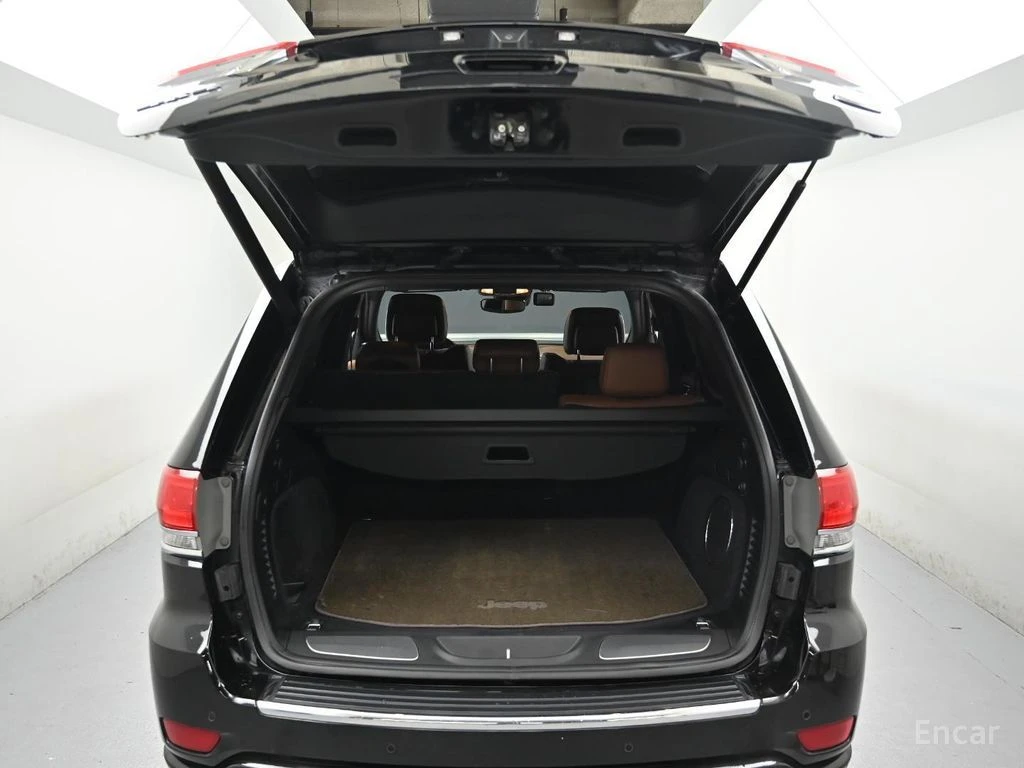 Jeep Grand cherokee 3.6* V6* 8ZF* OVERLAND* ДИСТРОНИК* ОБДУХВАНЕ* КАМЕ, снимка 16 - Автомобили и джипове - 54798721