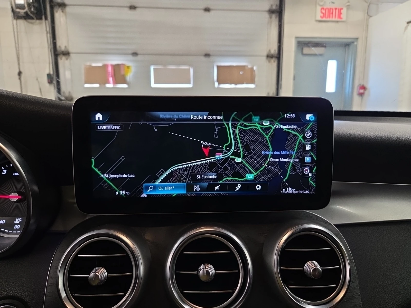 Mercedes-Benz GLC 300 AMG * * 360 CAMERA * * CARFAX * * АВТО КРЕДИТ * * , снимка 9 - Автомобили и джипове - 55003147