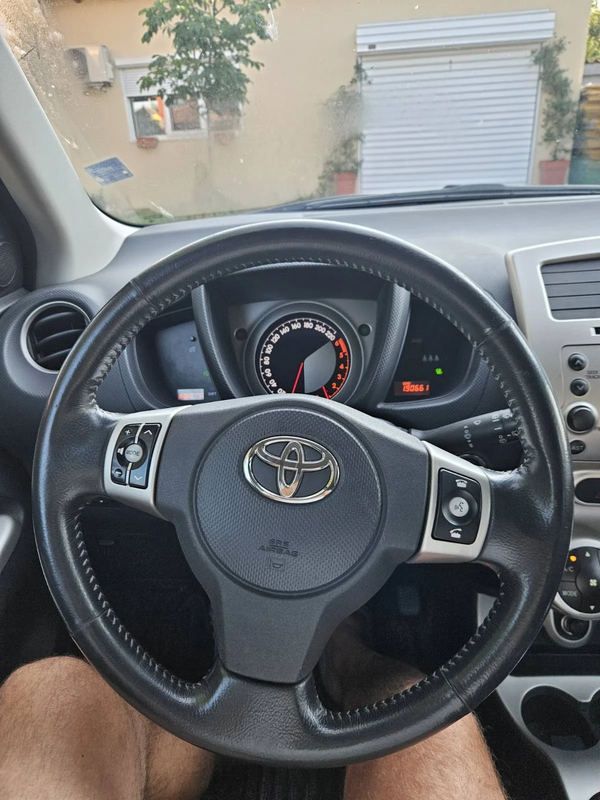 Toyota Urban Cruiser 4x4, снимка 9 - Автомобили и джипове - 55380096