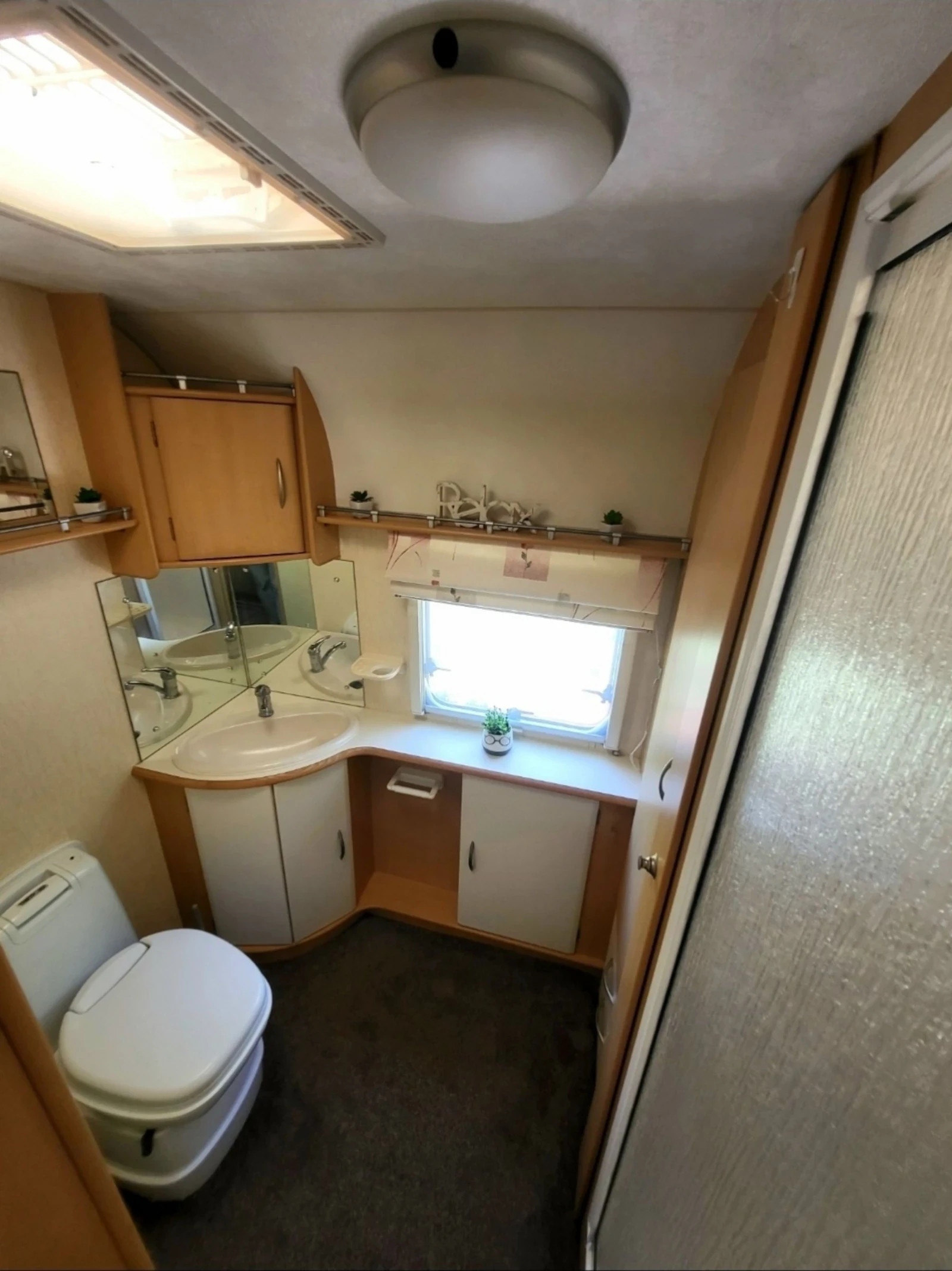 Каравана Coachmen Amara, снимка 14 - Каравани и кемпери - 54758147