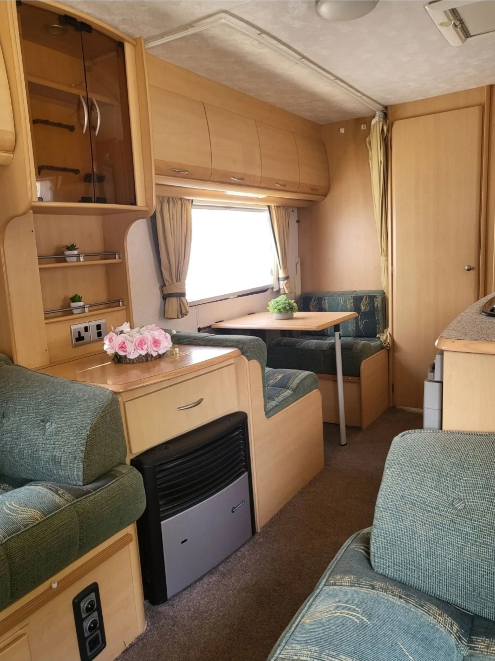 Каравана Coachmen Amara, снимка 9 - Каравани и кемпери - 54758147