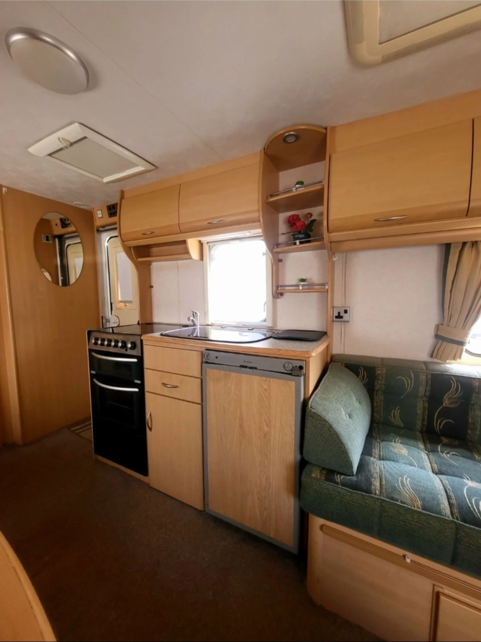 Каравана Coachmen Amara, снимка 10 - Каравани и кемпери - 54758147