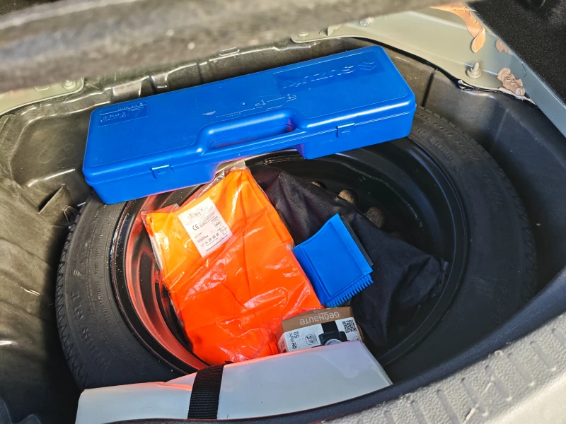 Renault Scenic 1.5 Dci, снимка 9 - Автомобили и джипове - 52397949